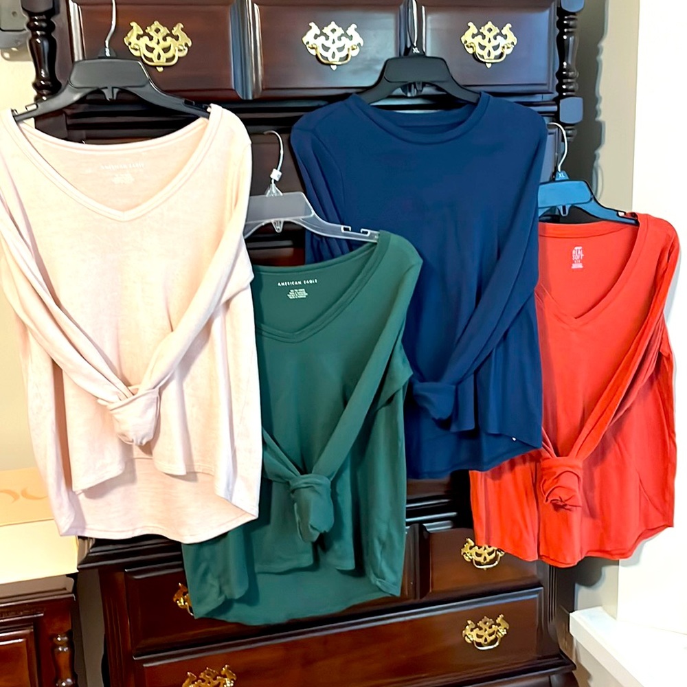 💯3 Bundled AE & 1 AERIE Long-sleeved T💯 Colors Varied, 4 EUC Beautiful Tops‼️
